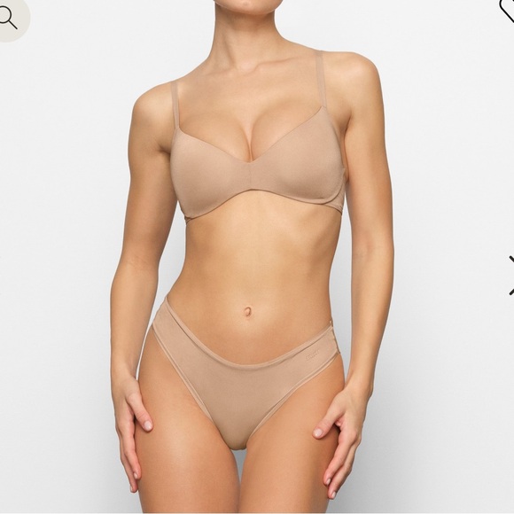 SKIMS WIRELESS FORM clay
PUSH-UP PLUNGE BRA NWT - Picture 2 of 6